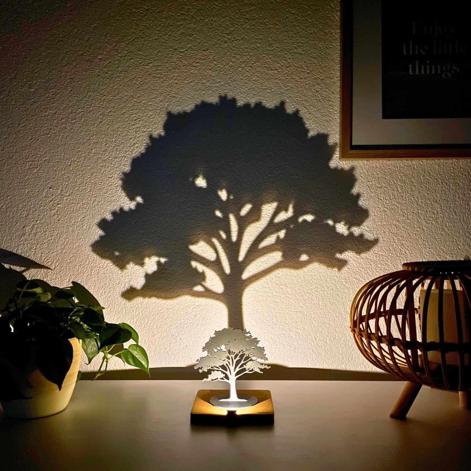 Lumwood Baum | LED Lampe aus Holz mit Schatteneffekt | Handgemacht | Deko mit Licht | Nachtlicht | Wechselbare Figur Bild 6