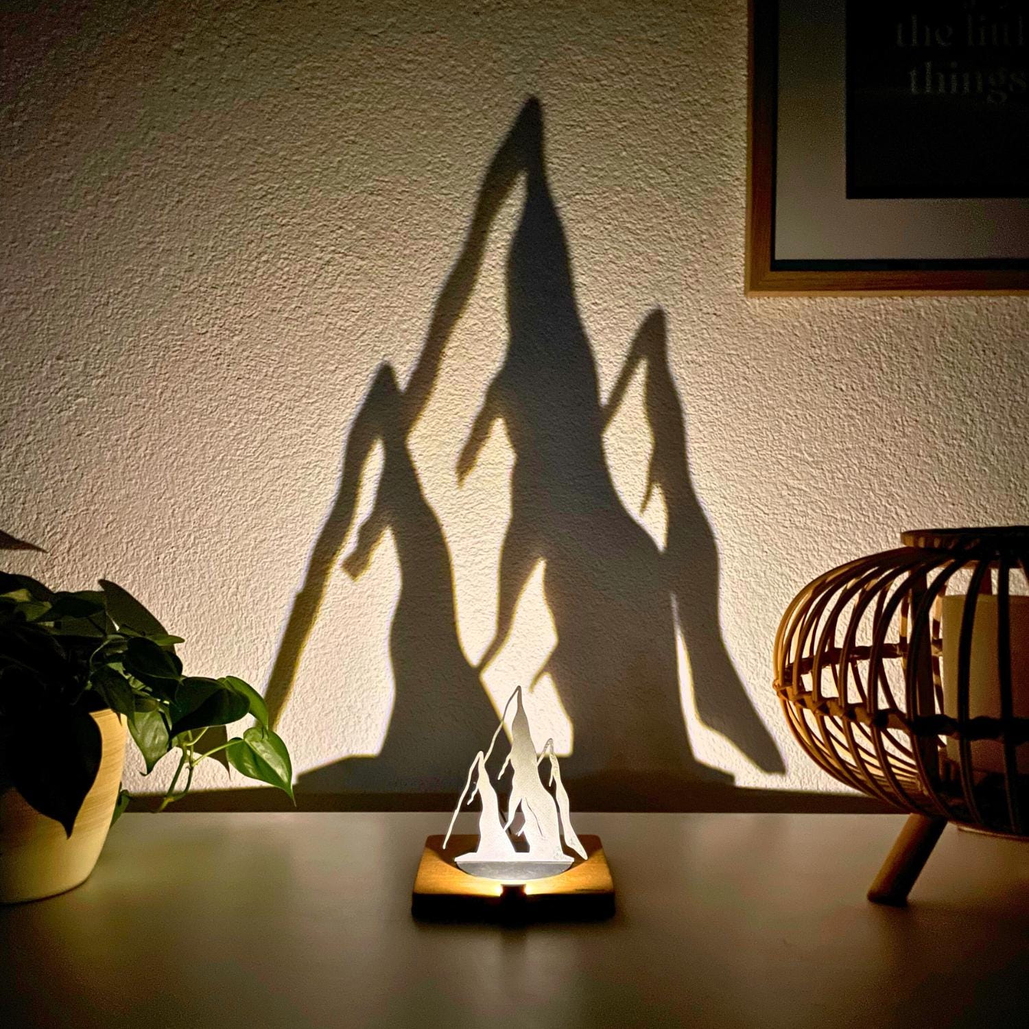 Lumwood Berg | LED Lampe aus Holz mit Schatteneffekt | Handgemacht | Deko mit Licht | Nachtlicht | Wechselbare Figur Bild 6