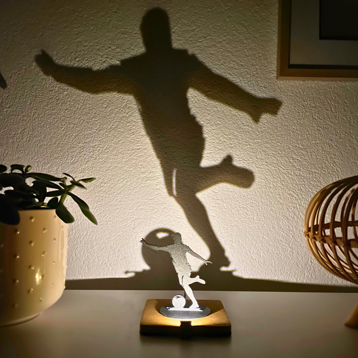 Lumwood Fußballer | LED Lampe aus Holz mit Schatteneffekt | Handgemacht | Deko mit Licht | Nachtlicht | Wechselbare Figur Bild 6