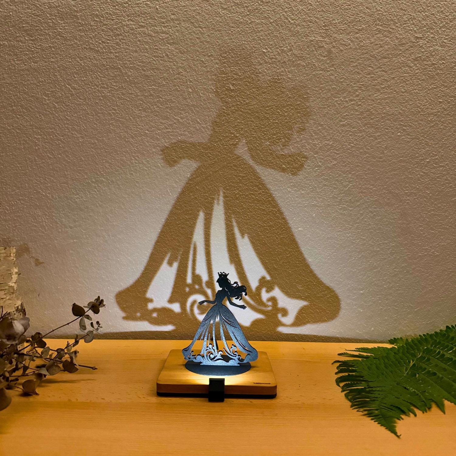 Lumwood Prinzessin | LED Lampe aus Holz mit Schatteneffekt | Handgemacht | Deko mit Licht | Nachtlicht | Wechselbare Figur Bild 9