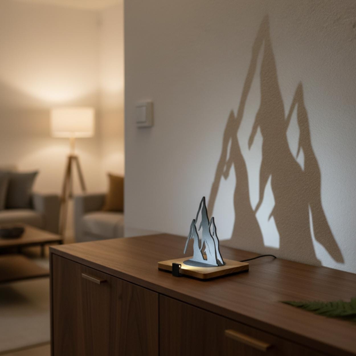 Lumwood Berg | LED Lampe aus Holz mit Schatteneffekt | Handgemacht | Deko mit Licht | Nachtlicht | Wechselbare Figur Bild 1