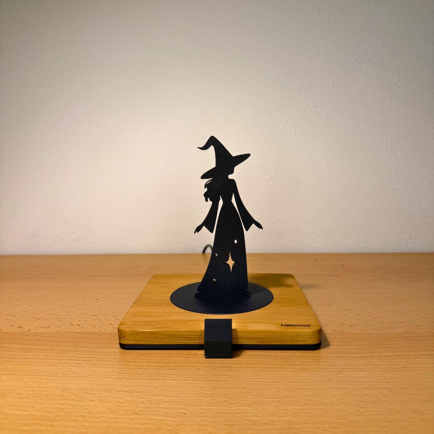 Lumwood Hexe | LED Lampe aus Holz mit Schatteneffekt | Handgemacht | Deko mit Licht | Nachtlicht | Wechselbare Figur Bild 2