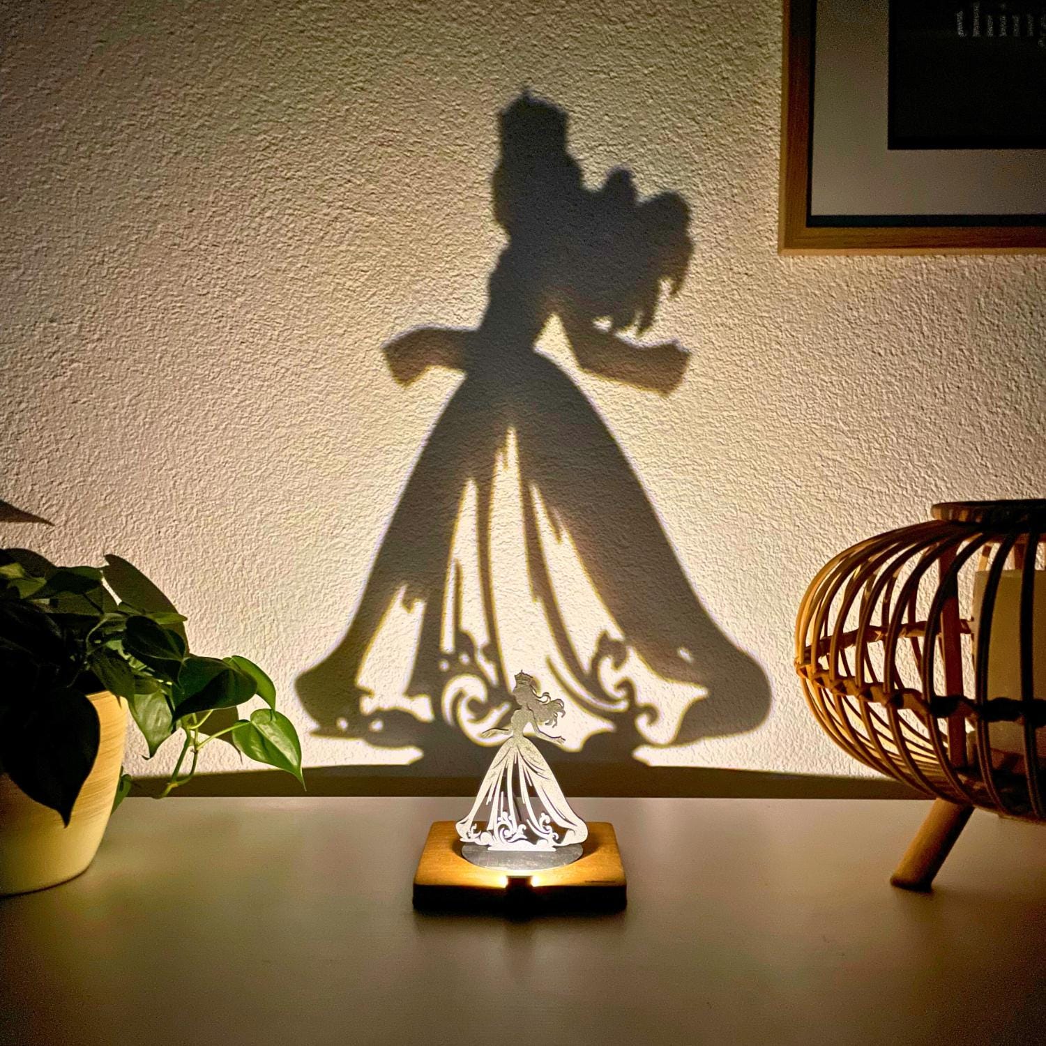 Lumwood Prinzessin | LED Lampe aus Holz mit Schatteneffekt | Handgemacht | Deko mit Licht | Nachtlicht | Wechselbare Figur Bild 6