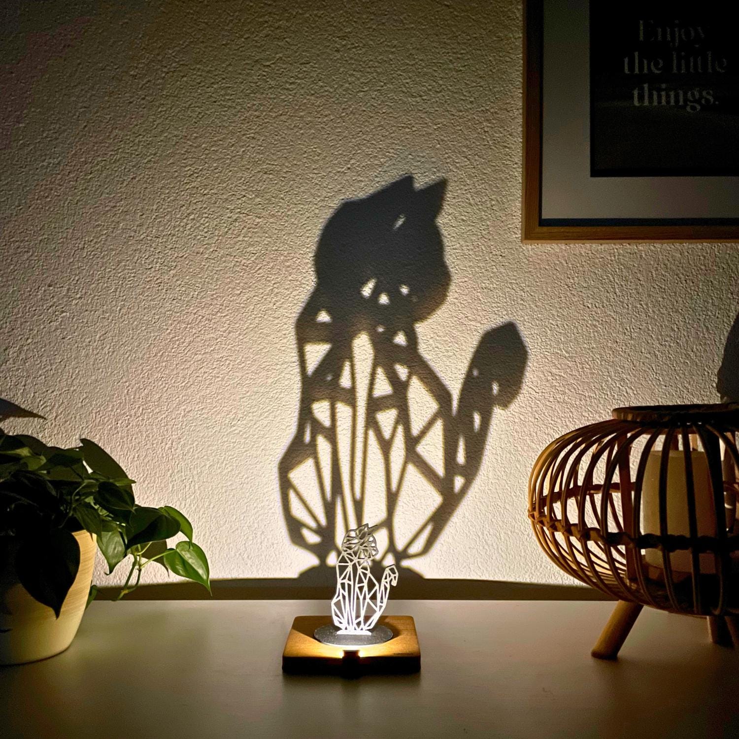 Lumwood Katze | LED Lampe aus Holz mit Schatteneffekt | Handgemacht | Deko mit Licht | Nachtlicht | Wechselbare Figur Bild 6