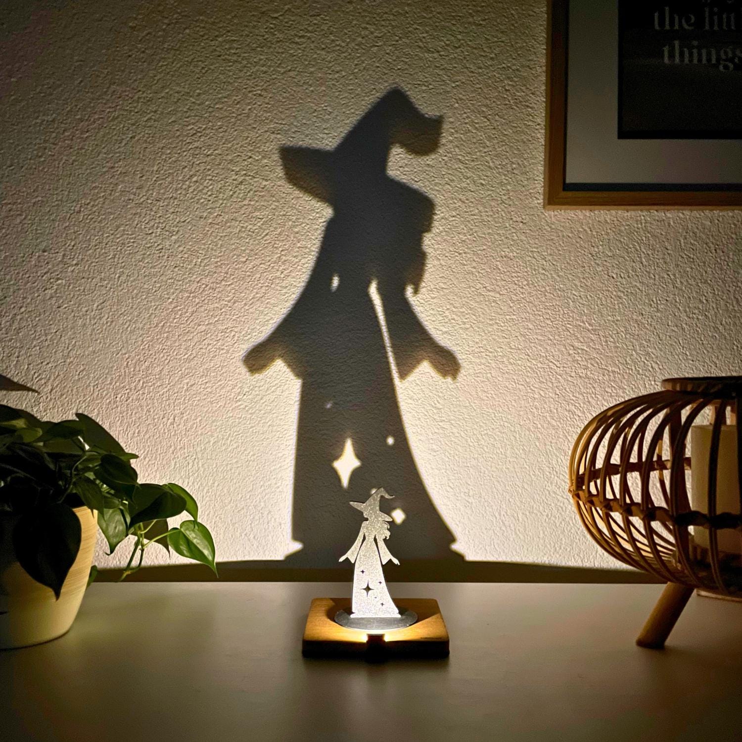 Lumwood Hexe |  LED Lampe aus Holz mit Schatteneffekt | Handgemacht | Deko mit Licht | Nachtlicht | Wechselbare Figur Bild 6