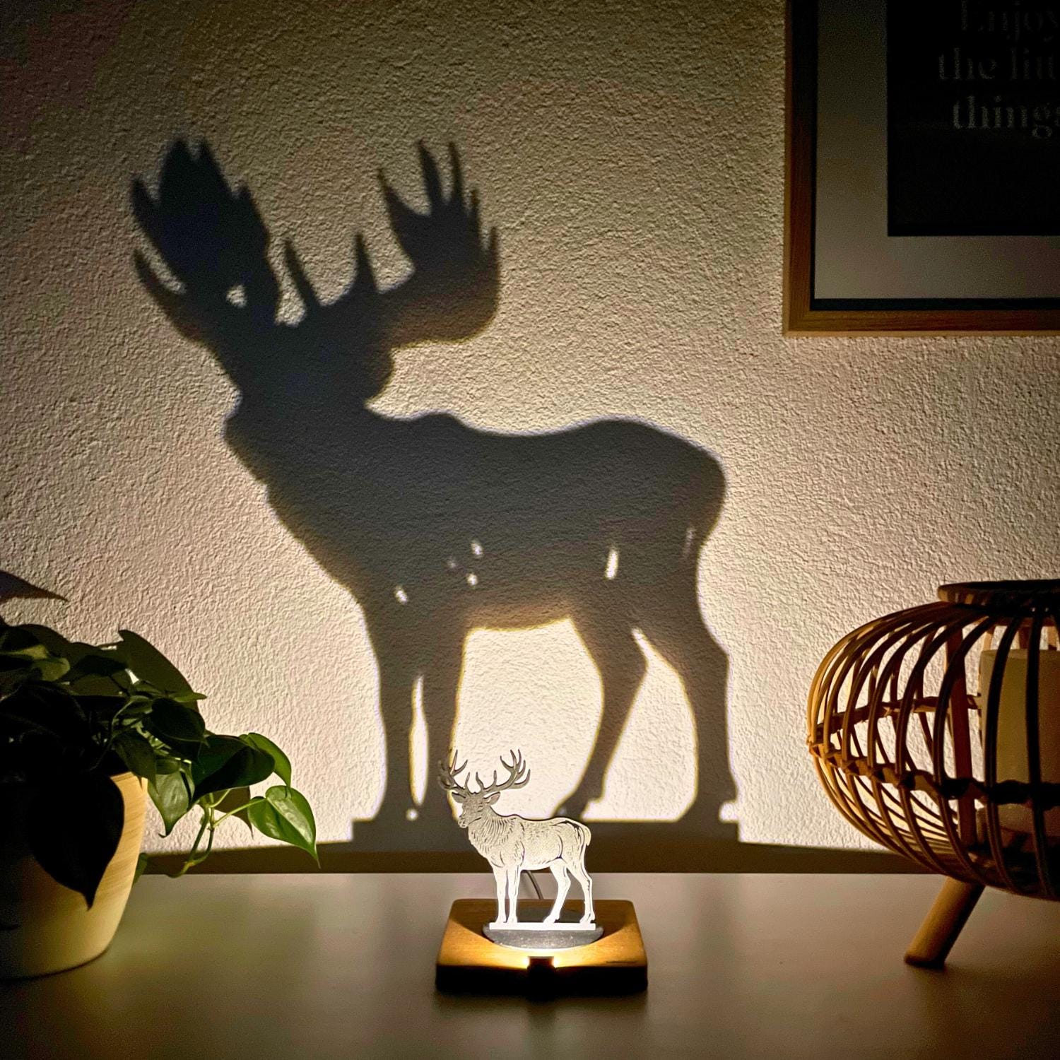 Lumwood Hirsch | LED Lampe aus Holz mit Schatteneffekt | Handgemacht | Deko mit Licht | Nachtlicht | Wechselbare Figur Bild 6