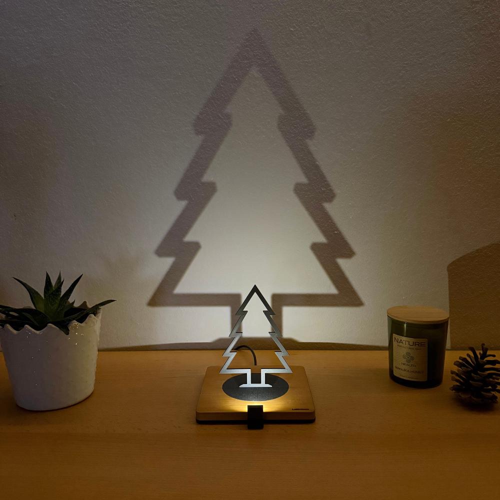 Lumwood Christbaum | LED Lampe aus Holz mit Schatteneffekt | Handgemacht | Deko mit Licht | Nachtlicht | Wechselbare Figur Bild 2