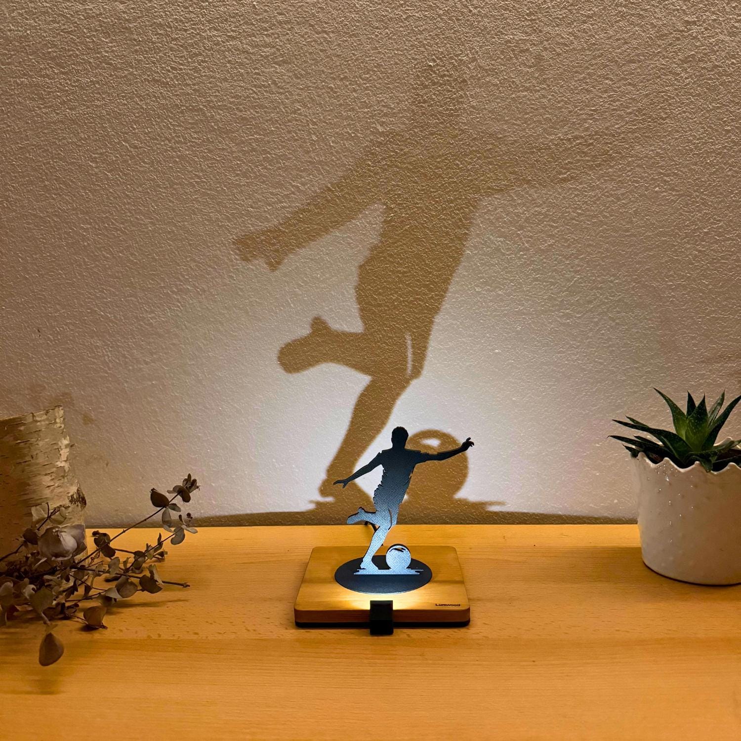 Lumwood Fußballer | LED Lampe aus Holz mit Schatteneffekt | Handgemacht | Deko mit Licht | Nachtlicht | Wechselbare Figur Bild 9