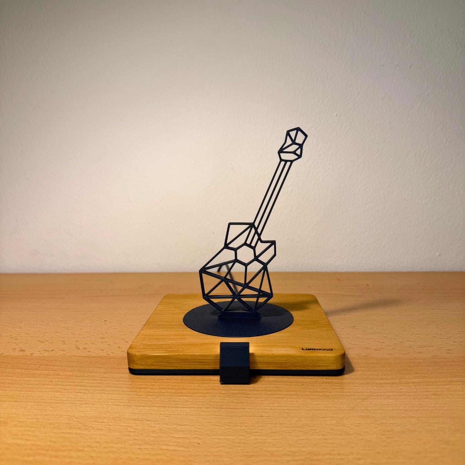 Lumwood Gitarre | LED Lampe aus Holz mit Schatteneffekt | Handgemacht | Deko mit Licht | Nachtlicht | Wechselbare Figur Bild 2