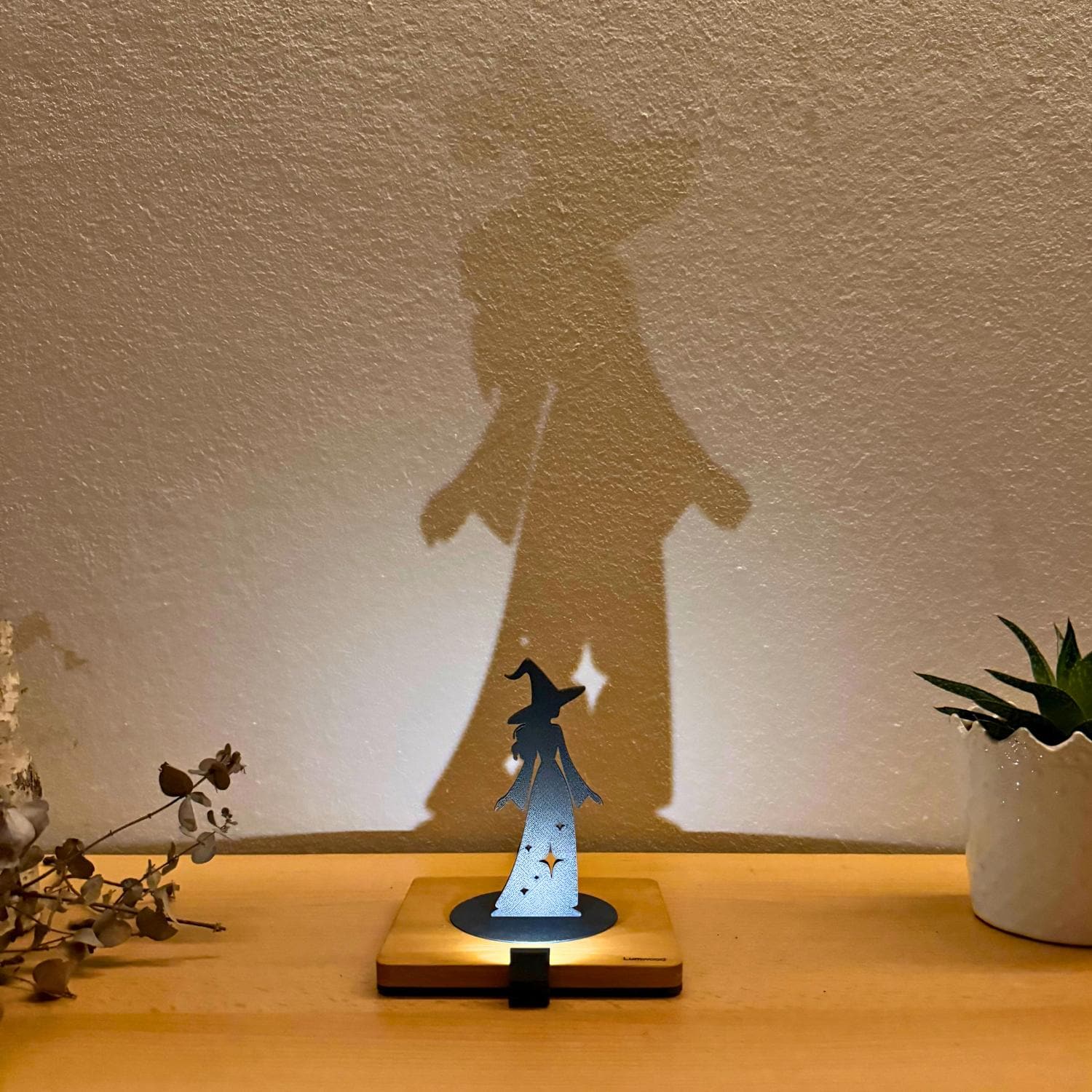 Lumwood Hexe |  LED Lampe aus Holz mit Schatteneffekt | Handgemacht | Deko mit Licht | Nachtlicht | Wechselbare Figur Bild 8