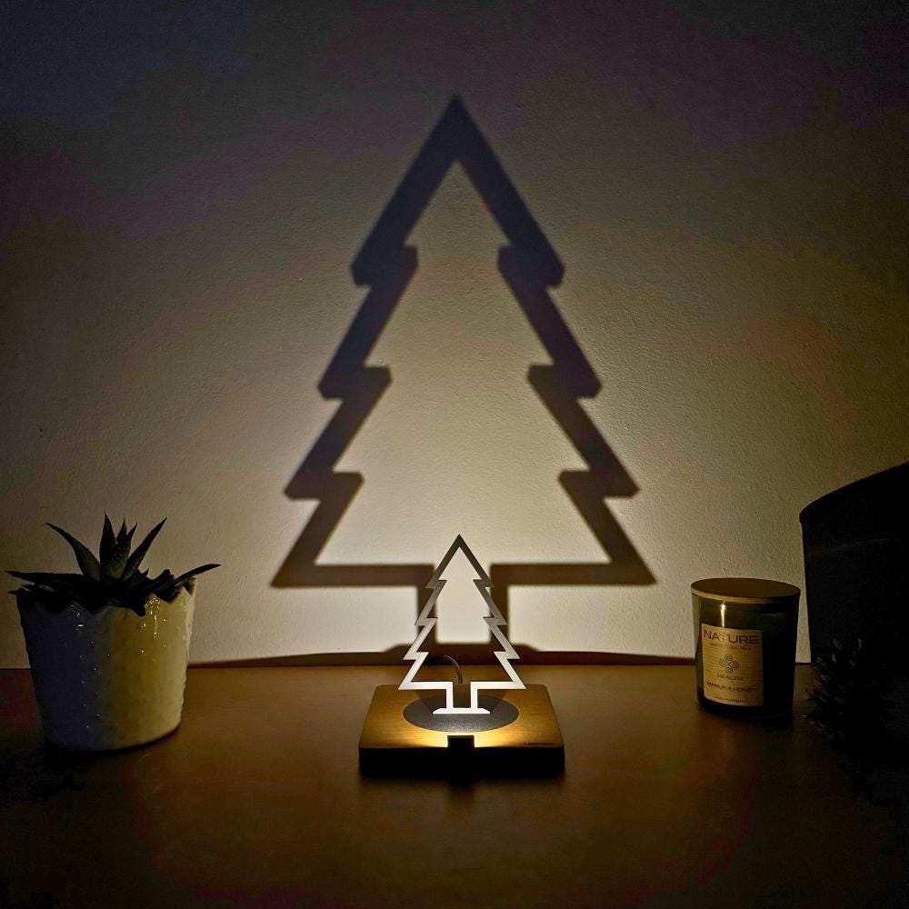 Lumwood Christbaum | LED Lampe aus Holz mit Schatteneffekt | Handgemacht | Deko mit Licht | Nachtlicht | Wechselbare Figur Bild 6